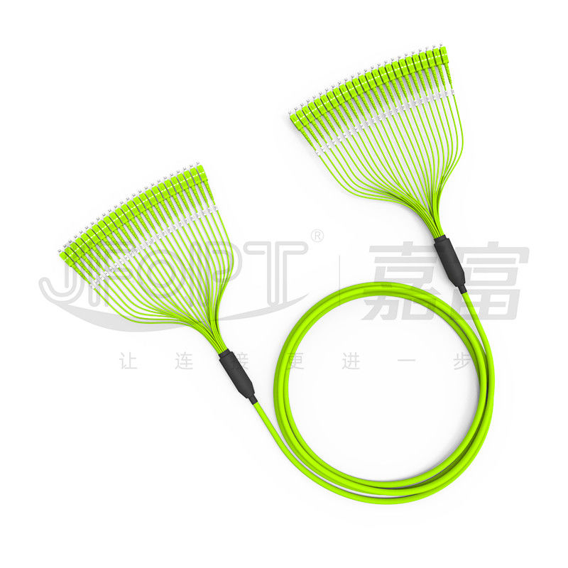Kabel światłowodowy z gotowym pakietem 24-żyłowy wielomodowy płaszcz PVC OM5 0,5 m rozgałęziony z SC / APC